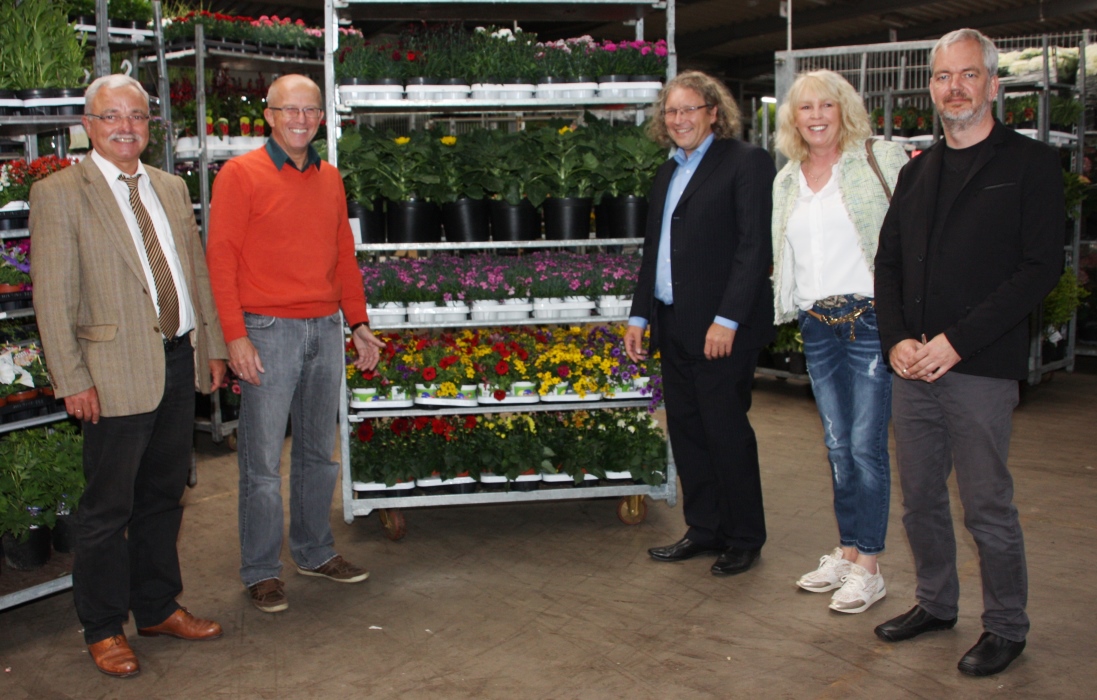 Die FDP-Kreistagsfraktion auf Informationstour im niederrheinischen Gartenbau: v.l.n.r.: Dietmar Gorißen, Norbert Engler(EPS), Ralf Klapdor, Gaby Meinert, Georg Maes. Die FDP-Kreistagsfraktion auf Informationstour im niederrheinischen Gartenbau: v.l.n.r.: Dietmar Gorißen, Norbert Engler(EPS), Ralf Klapdor, Gaby Meinert, Georg Maes.