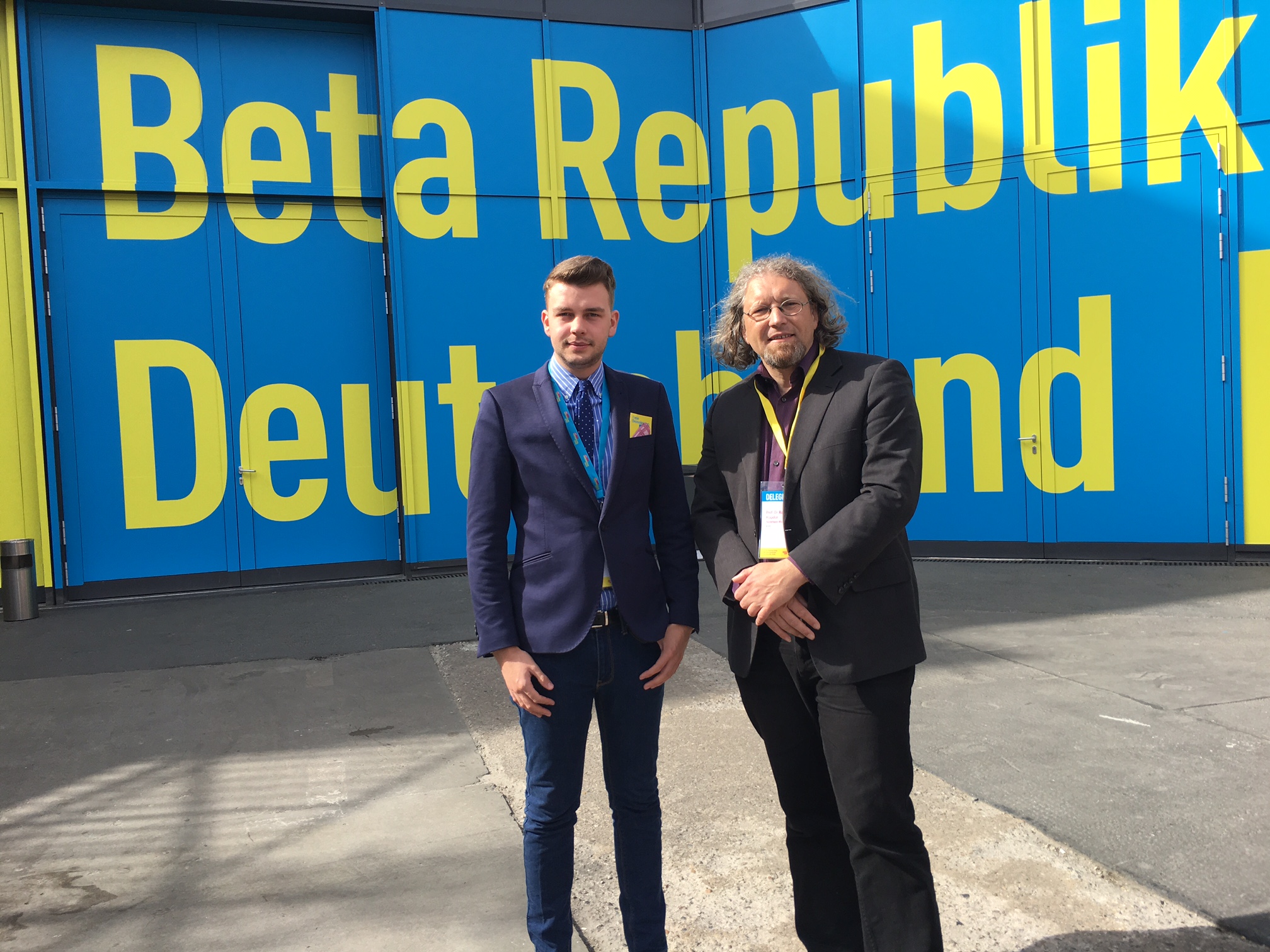 Ben Dinklage (links) aus Geldern und Ralf Klapdor aus Uedem haben den FDP-Kreisverband Kleve-Geldern auf dem FDP-Bundesparteitag in Berlin vertreten. Ben Dinklage (links) aus Geldern und Ralf Klapdor aus Uedem haben den FDP-Kreisverband Kleve-Geldern auf dem FDP-Bundesparteitag in Berlin vertreten.
