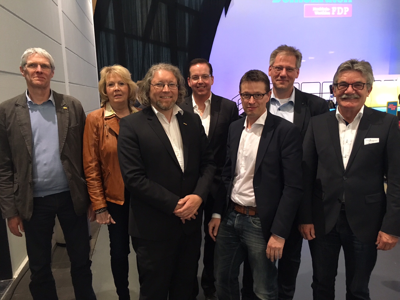 Die Delegierten des FDP Kreisverbands Kleve-Geldern beim Landesparteitag in Bielefeld: v.l.n.r.: Rolf Flottau, Brigitte Viefers (beide Issum), Ralf Klapdor (Uedem), Ralf Schmitz (Wachtendonk), Stephan Haupt (Bedburg-Hau), Boris Gulan (Kalkar),Jürgen Hendricks (Kevelaer). Nicht auf dem Foto ist Dorrit Klapdor (Uedem). Die Delegierten des FDP Kreisverbands Kleve-Geldern beim Landesparteitag in Bielefeld: v.l.n.r.: Rolf Flottau, Brigitte Viefers (beide Issum), Ralf Klapdor (Uedem), Ralf Schmitz (Wachtendonk), Stephan Haupt (Bedburg-Hau), Boris Gulan (Kalkar),Jürgen Hendricks (Kevelaer). Nicht auf dem Foto ist Dorrit Klapdor (Uedem).