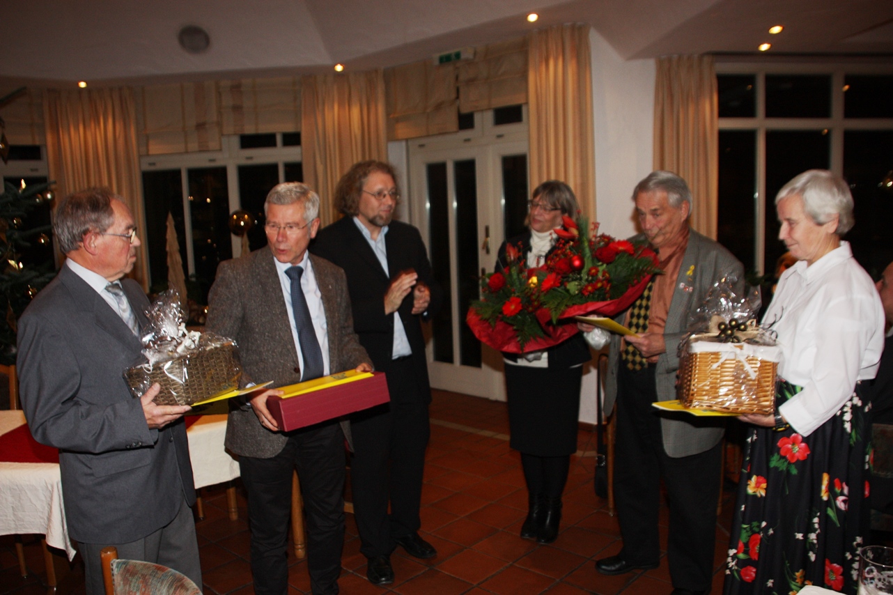 Kreisvorsitzender Ralf Klapdor ehrt die Mitglieder, die seit 40 Jahren in der FDP sind: v.l.n.r. Gerd Ritter (Straelen), Rainer Gust (Rheurdt), Ralf Klapdor, Gerlind Krantz (Goch), Armin Fleck (Kalkar), Erika Fleck (Kalkar). Kreisvorsitzender Ralf Klapdor ehrt die Mitglieder, die seit 40 Jahren in der FDP sind: v.l.n.r. Gerd Ritter (Straelen), Rainer Gust (Rheurdt), Ralf Klapdor, Gerlind Krantz (Goch), Armin Fleck (Kalkar), Erika Fleck (Kalkar).