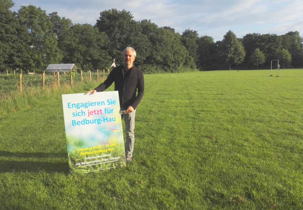 "Enttäuscht zeigt sich der Chef und Fraktionsmitglied der Freien Demokraten in Bedburg-Hau Georg Maes über die Verwehrung einer Genehmigung zur Plakatierung in der Ortsschaft Hau. Von der Gemeindeverwaltung wurde die Aktion untersagt" "Enttäuscht zeigt sich der Chef und Fraktionsmitglied der Freien Demokraten in Bedburg-Hau Georg Maes über die Verwehrung einer Genehmigung zur Plakatierung in der Ortsschaft Hau. Von der Gemeindeverwaltung wurde die Aktion untersagt"